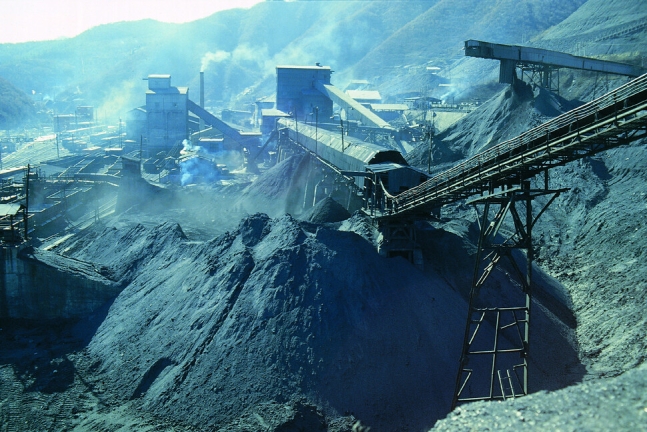 장성광업소 철암선탄장에 석탄이 산처럼 쌓여 있는 모습. 대한석탄공사 제공