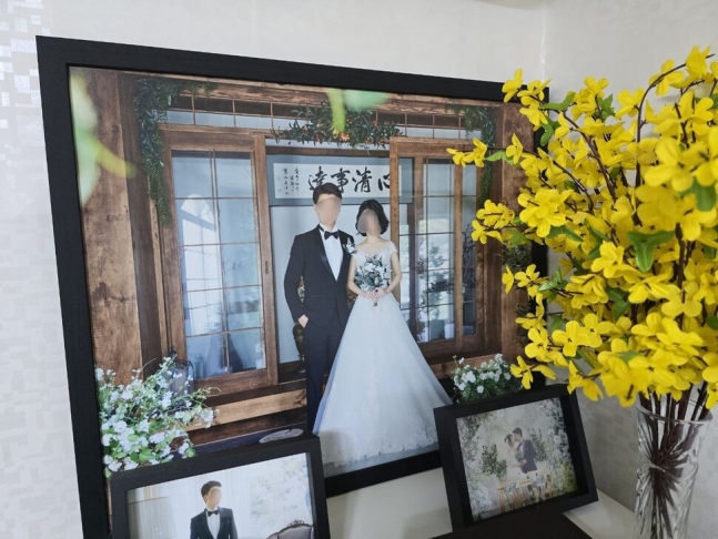 중국 동포 박아무개(36)씨와 아내 이아무개(36)씨가 2019년 결혼식을 올리며 찍은 사진. 아내 이씨는 화성 아리셀 리튬전지 폭발 참사 ‘외국인 사망자 및 실종자 명단’에 올라와 있다. 김가윤 기자
