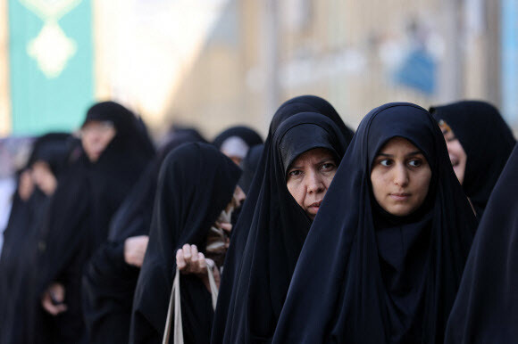 28일(현지시각) 이란 수도 테헤란에서 열린 대통령 선거 투표소 앞에 여성 유권자들이 줄을 서서 기다리고 있다. 테헤란/로이터 연합뉴스