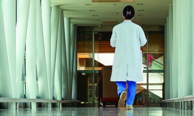 의과대학 정원 증원안을 둘러싼 의-정 갈등이 지속되던 지난 4월17일 서울의 한 대형병원에서 의료진이 걸어가고 있는 모습. 연합뉴스