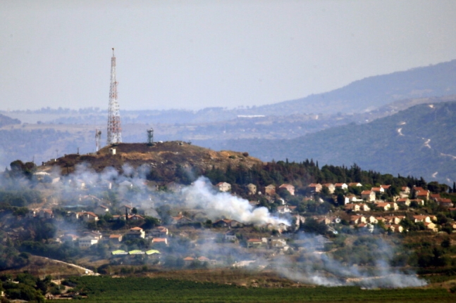 지난 26일(현지시각) 헤즈볼라의 로켓 공격으로 이스라엘 북부 마을에 연기가 피어오르고 있다. EPA 연합뉴스