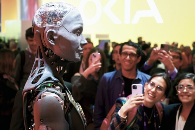 지난 2월 스페인 바르셀로나에서 열린 엠더블유시(MWC) 행사에서 휴머노이드 로봇 아메카가 관람객과 소통하고 있는 모습. EPA 연합뉴스