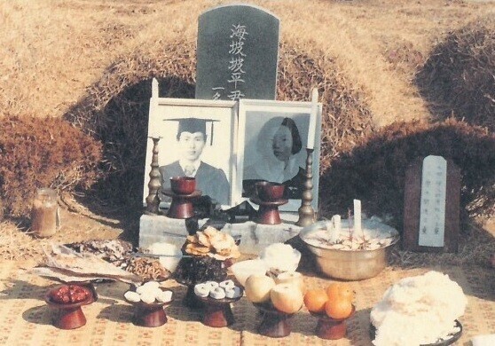 1982년 2월 광주 망월동 5·18 구묘역에서 열린 시민군 대변인 윤상원과 노동운동가 박기순의 영혼결혼식. 한겨레 자료사진