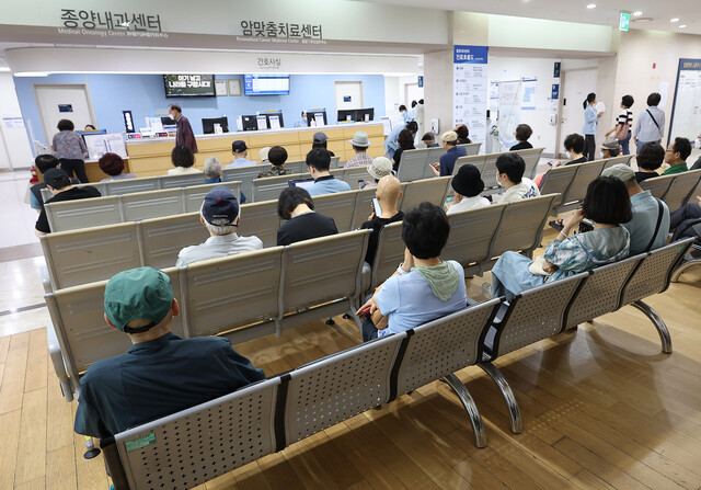 24일 오전 서울 종로구 서울대병원에서 환자들이 진료를 기다리고 있다. 연합뉴스