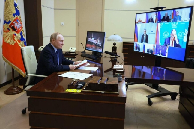 블라디미르 푸틴 러시아 대통령이 28일(현지시각) 화상으로 러시아 국가안보회의를 주재하고 있다. 모스크바/AFP 연합뉴스