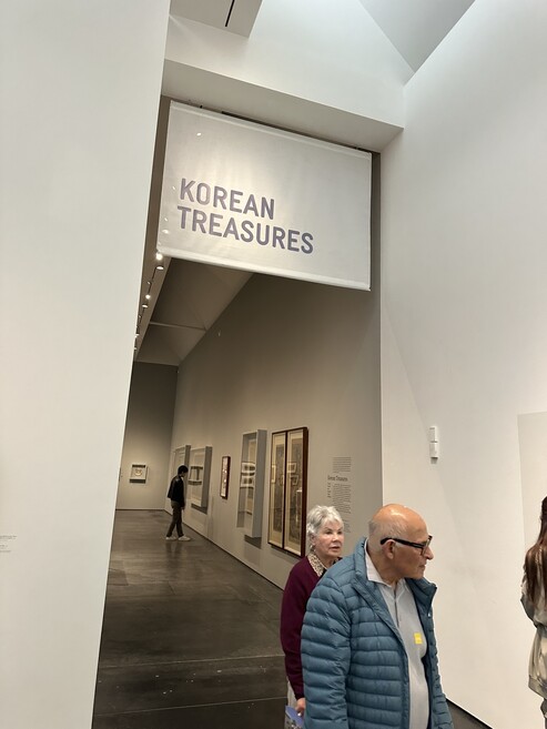 라크마 ‘한국의 보물’ 전 전시장 들머리. 마이클 김 사진가 제공