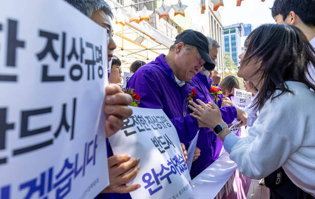 ‘10·29 이태원참사 온전한 진상규명을 위해 거리에서 맞는 두 번째 어버이날 행사\'가 지난 5월8일 서울 중구 서울광장 분향소 앞에서 열렸다. 이날 행사에서는 희생자 대신 30여명의 학생들이 유족 가슴에 카네이션