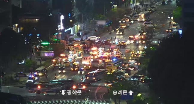 1일 저녁 서울 중구 시청역 부근에서 교통사고가 난뒤 차량들이 어지럽게 엉켜있다. 서울시 교통정보 시스템 갈무리