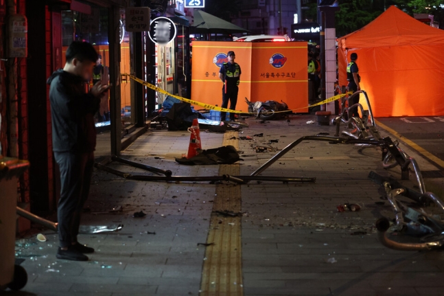 1일 밤 서울 시청역 교차로에서 차량이 인도로 돌진하는 사고가 발생해 사고의 흔적으로 파편들이 흩어져 있다. 경찰 관계자는 “60대 남성 운전자가 차량 급발진으로 인한 사고를 주장하고 있다”며 “자세한 사고 경위를 