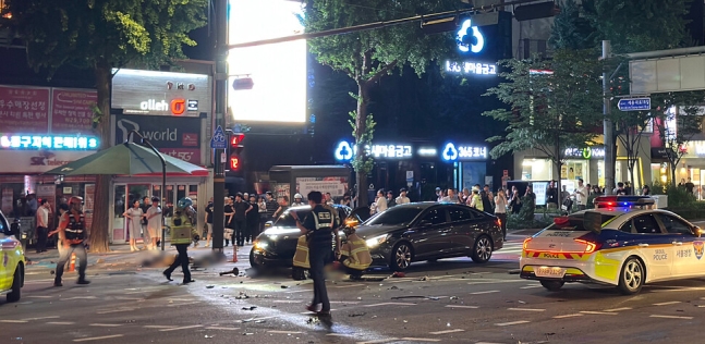 1일 밤 서울 시청역 인근 교차로 인근에서 대형 교통사고가 일어나 경찰과 구조대원들이 현장을 수습하고 있다. 연합뉴스
