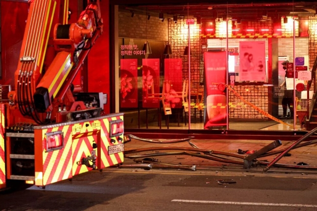 1일 밤 대형 교통사고가 발생한 서울 시청역 인근 교차로 인도에 설치된 분리대가 완전히 파괴되어 파편들이 흩어져 있다. 연합뉴스
