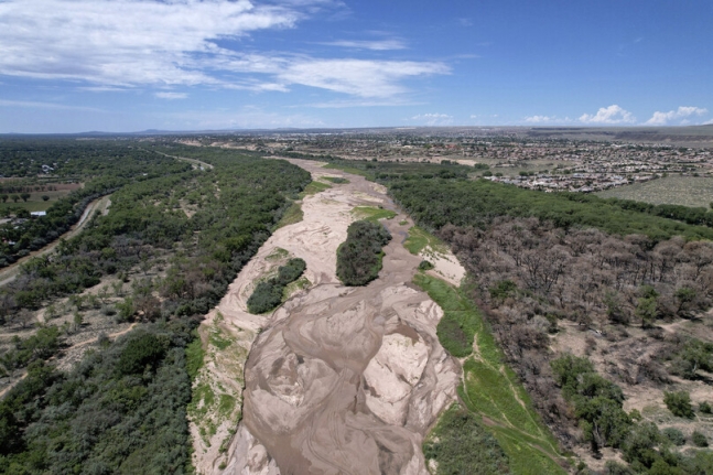 리오그란데강이 2022년 7월26일 미국 뉴멕시코주 앨버커키 근처에서 물이 말라 강바닥을 드러내고 있다. AP 연합뉴스