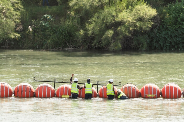 2023년 7월 미국 텍사스주에서 불법 월경을 막기 위해 리오그란데강에 수중 장벽을 설치하고 있다. 이글패스/로이터 연합뉴스
