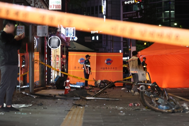 1일 밤 대형 교통사고가 발생한 서울 시청역 인근 교차로 인도에 설치된 분리대가 완전히 파괴되어 파편들이 흩어져 있다. 연합뉴스