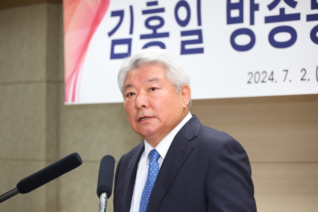김홍일 방송통신위원장이 2일 오전 정부과천청사에서 퇴임사를 하고 있다. 공동취재사진