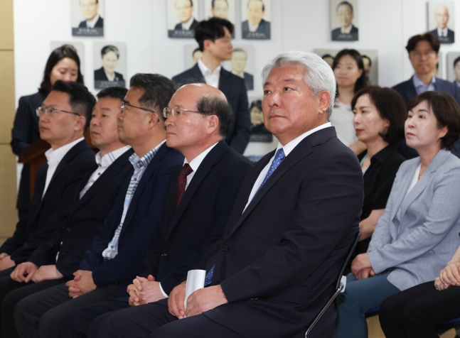 김홍일 방송통신위원장이 본인의 퇴임식에 참석하고 있다. 공동취재사진