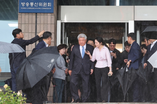 김홍일 방송통신위원장이 퇴임식을 마친 뒤 정부과천청사를 떠나고 있다. 신소영 기자 viator@hani.co.kr