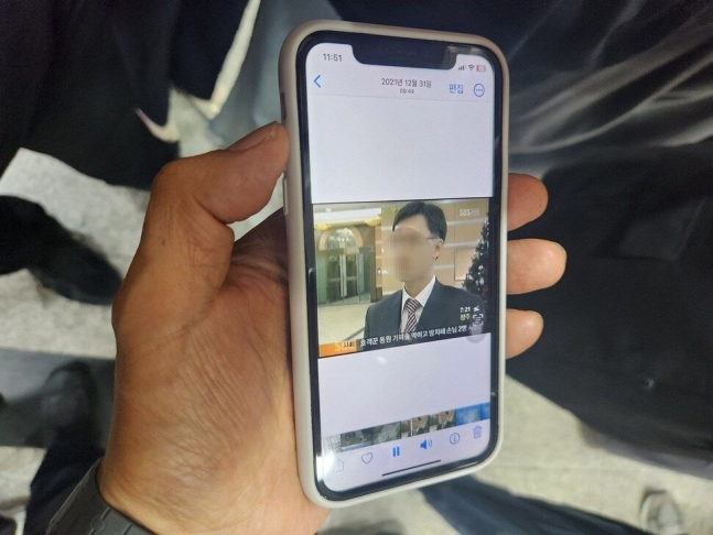 김인병씨가 티브이 뉴스에 나오던 장면을 갈무리해 갖고 다니던 유가족. 서울시 38세금기동팀 재직 당시 체납자 단속에 나선 모습이 담겼다. 유가족 제공