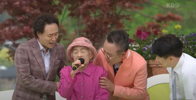 강예덕(102) 할머니가 심사위원 두명과 함께 노래를 부르고 있다. 유튜브 채널 ‘케이비에스 레전드 케이팝’ 갈무리