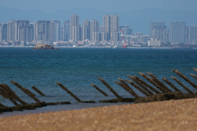지난 2월21일 대만 진먼도 해변 너머에 중국 푸젠성 샤먼시 건물들이 보인다. 진먼/로이터 연합뉴스