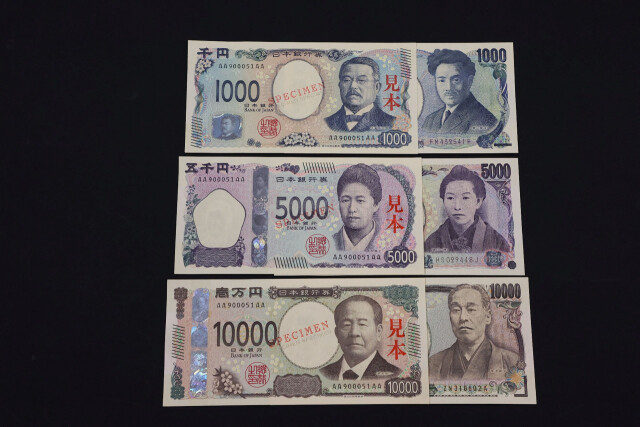 3일 새로 발행된 일본의 지폐(사진 왼쪽)와 기존 지폐. 연합뉴스