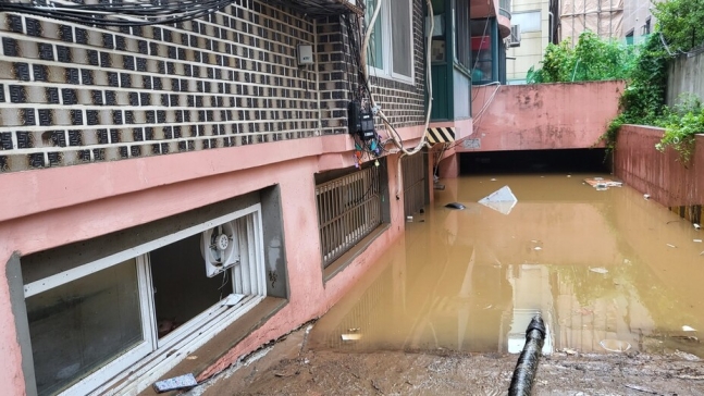 2022년 8월8일 밤 서울 관악구 신림동 한 빌라 반지하에 폭우로 침수된 일가족 3명이 갇혀 신고했지만 결국 사망했다. 연합뉴스