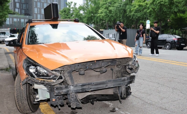 3일 서울 중구 국립중앙의료원에 택시가 돌진하는 사고가 발생했다. 사고 현장인 국립중앙의료원 인근에서 취재진이 견인된 가해 차량을 살피고 있다. 연합뉴스
