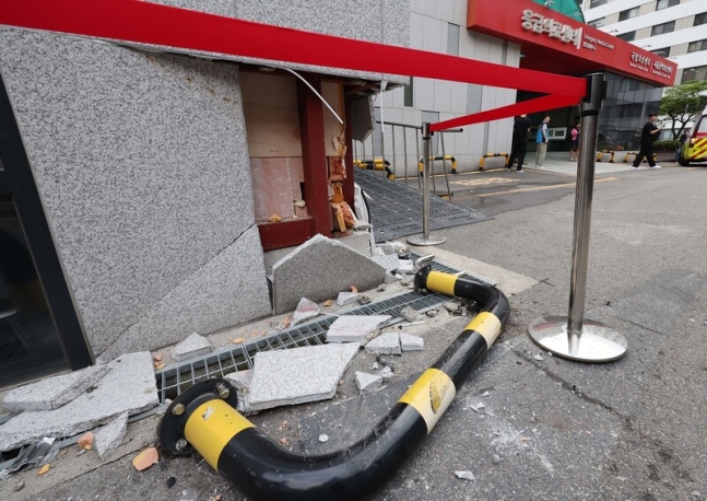 3일 서울 중구 국립중앙의료원에 택시가 돌진하는 사고가 발생했다. 사진은 사고로 부서진 건물 외벽. 연합뉴스