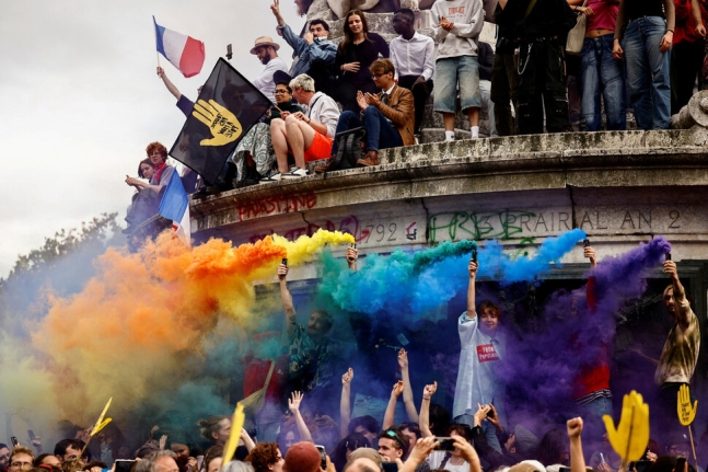 3일(현지시각) 극우 정당 국민연합(RN)에 반대하는 사람들이 프랑스 파리 공화국 광장으로 나와 시위를 하고 있다. 파리/로이터 연합뉴스