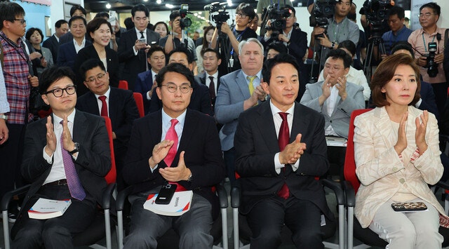 ‘김건희 <b>문자</b> 공개’에 요동치는 국힘 전대…<b>한동훈</b> “사과 어렵다 취지”
