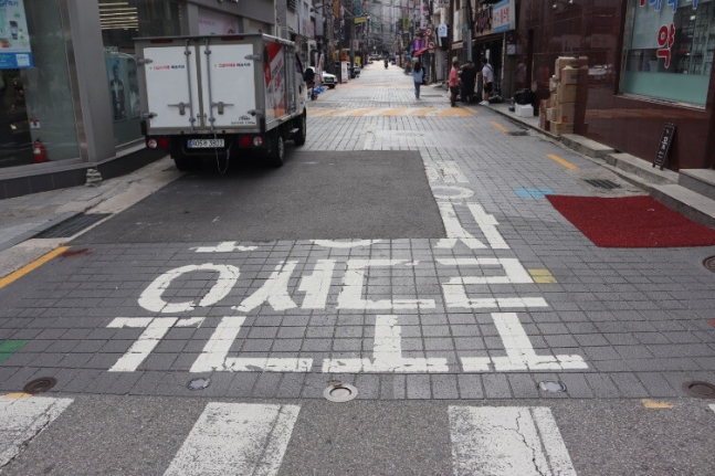 서울 서대문구 신촌역 부근의 일방통행로. ‘일방통행, 보행자 우선도로’라는 글이 쓰여 있지만, ‘일방통행’이라는 글자가 지워진 상태다. 100∼200m를 이동하니 ‘일방통행’ 글자를 알아볼 수 있는 지점이 나왔다. 