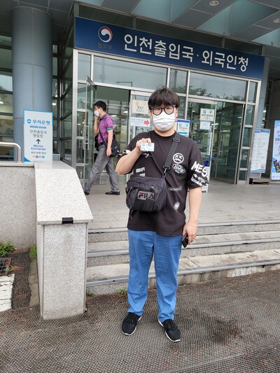 2022년 6월29일 유학비자를 받은 호준씨가 출입국·외국인청 앞에서 기념사진을 찍고 있다. 김사강 제공