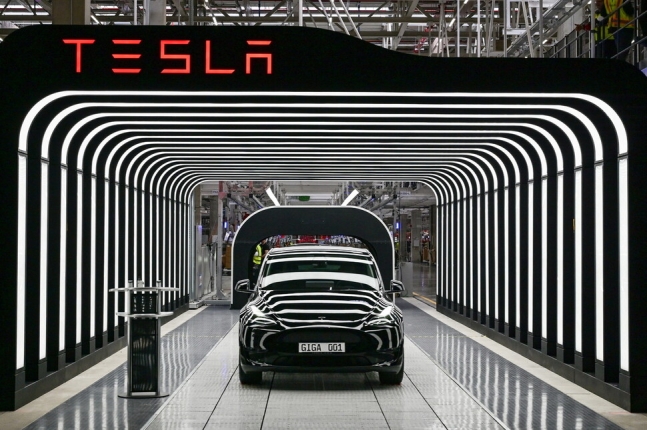 테슬라는 전통적인 자동차 회사로 남을지, AI 회사로서 높은 성장성을 부여받을지 갈림길에 놓여 있다. 2022년 3월22일 독일 그륀하이데에 지은 테슬라 기가팩토리에서 모델Y 전기차가 생산되고 있다. REUTERS