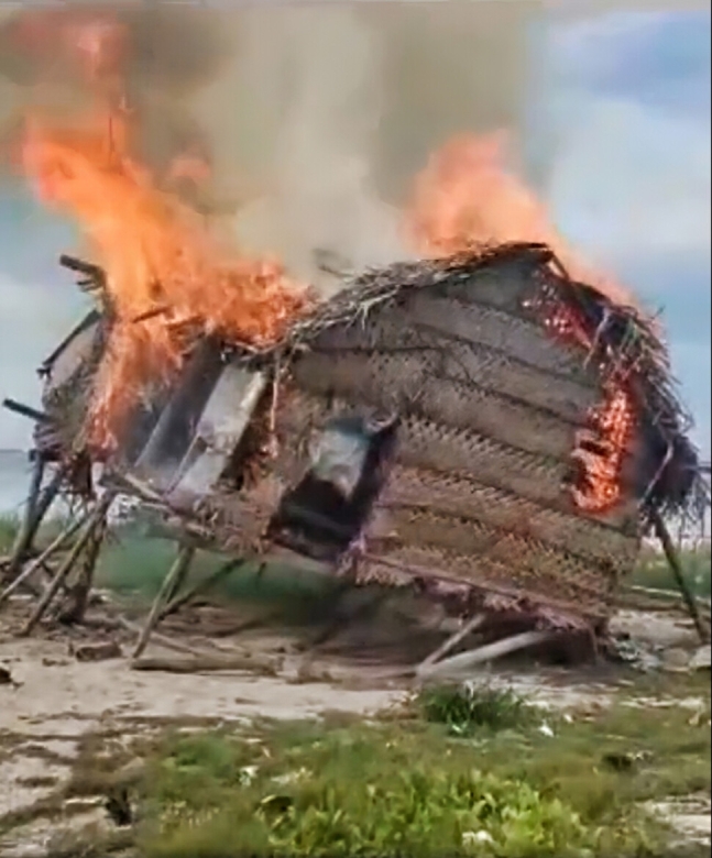 지난달 말레이시아 정부 철거단원들이 보르네오섬 바자우족의 집을 부순 뒤 불태우고 있다. ‘보르네오 콤라드’ 페이스북 동영상 갈무리