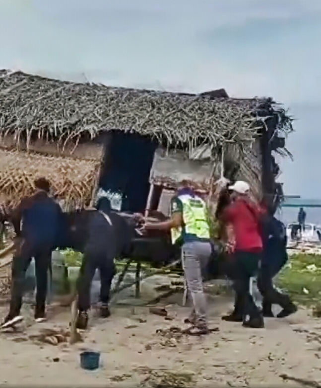 지난달 말레이시아 정부 철거단원들이 보르네오섬 바자우족의 집을 부수고 있다. ‘보르네오 콤라드’ 페이스북 동영상 갈무리