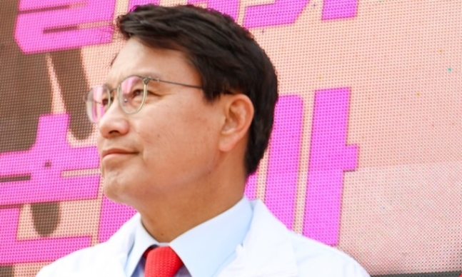 윤상현 후보가 지난 4월2일 인천 미추홀구 용현시장 인근에서 총선 유세를 하고 있는 모습. 연합뉴스