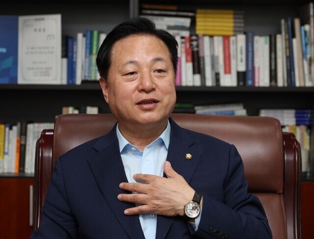 <b>김두관</b> “<b>민주당</b> 붕괴 온몸으로 막겠다” 당대표 <b>출마</b> 선언