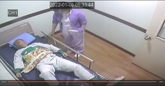 2022년 1월8일 오전 5시33분경, 춘천ㅇ병원에서 13일째 격리·강박 중이던 김형진(가명·45)씨가 사망 한 시간여 전 간호사에게 강박을 풀어달라고 호소하고 있다. 유족 제공 CCTV 갈무리