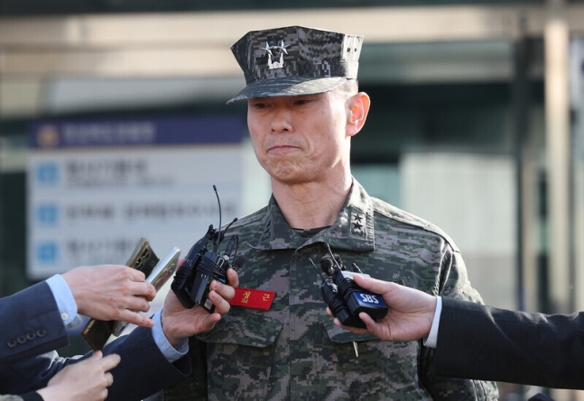임성근 전 해병대 1사단장이 지난 5월14일 경북경찰청 형사기동대에서 조사를 받고 취재진 앞에서 입장을 밝히고 있다. 연합뉴스