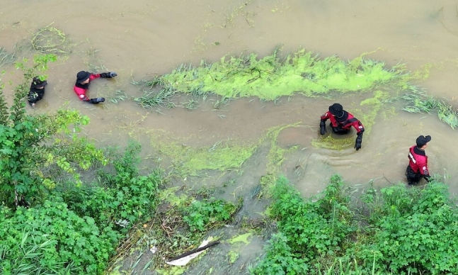 9일 오후 경북 경산시 진량읍 평사리 문천지에서 소방구조대가 폭우에 실종된 여성을 수색하고 있다. 연합뉴스
