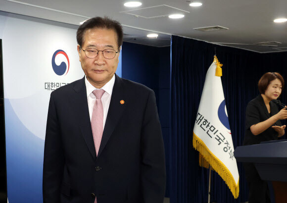 박성재 법무부 장관이 9일 서울 종로구 정부서울청사에서 브리핑한 뒤 이동하고 있다. 연합뉴스