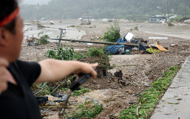 10일 폭우로 전북 완주군 운주면 엄목마을 일대가 전신주가 쓰리지고 침수되어 있다. 연합뉴스