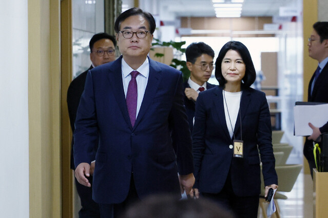 이진숙 방송통신위원장 후보자(오른쪽)가 지난 4일 인사브리핑에 참석하기 위해 서울 용산 대통령실 청사 브리핑룸에 들어서고 있다. 공동취재사진