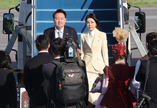 지난달 11일 카자흐스탄 아스타나 국제공항에 도착해 공항 도착 행사를 하고 있는 윤석열 대통령 부부. 대통령실사진기자단