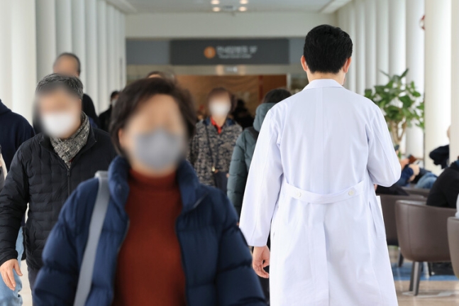 서울 시내 대학병원에서 의료 관계자가 이동하고 있다. 연합뉴스