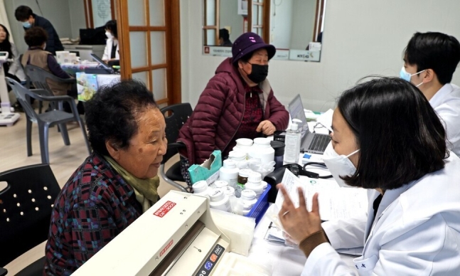 ‘삼도봉 생활권 산골마을 의료·문화 행복버스’(행복버스)는 경북 김천시, 전북 무주군, 충북 영동군이 공동으로 운영하는 순회 건강검진 서비스다. 행복버스 의료진이 해인리 마을회관에서 어르신들을 검진하는 모습. 이정용