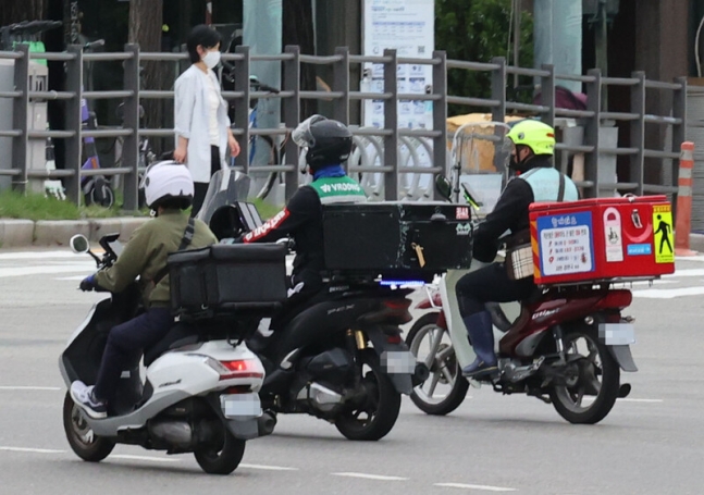 서울 시내서 배달 라이더들이 오토바이를 타고 이동하는 모습. 위 사진은 해당 기사와 관련이 없습니다. 연합뉴스.&#160;