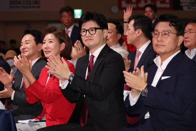 국민의힘 당 대표 후보들이 2024년 7월8일 오후 광주 김대중컨벤션센터에서 열린 제4차 전당대회 광주·전북·전남·제주 합동연설회에서 나란히 앉아 있다. 왼쪽부터 원희룡·나경원·한동훈·윤상현 후보. 연합뉴스