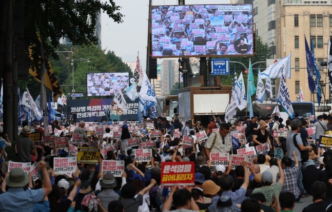 광화문 역에서 서대문역 방향으로 향하는 대로 5차선 120여 미터 도로 위에서 ‘‘채 상병 특검법 거부 강력 규탄” “민생개혁 입법 즉각 수용”이 적힌 손팻말을 든 시민들이 구호를 외치고 있다.강창광 선임기자