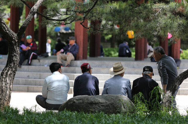 서울 종로구 탑골공원의 노인들. 강창광 선임기자